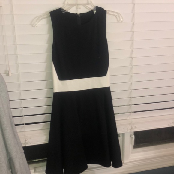 Dresses & Skirts - Cute fitted black and white dress
